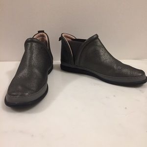 EUC Taryn Rose gray leather ankle boots
